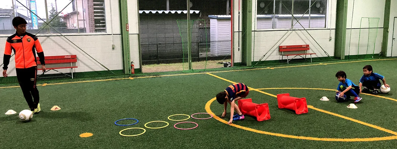 コーンを使った練習をする子どもたち