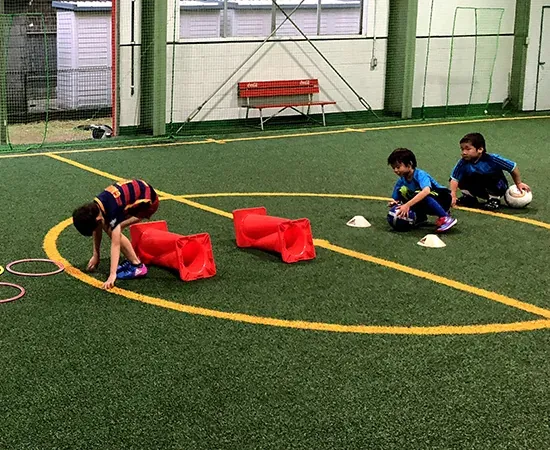 コートで練習する子どもたち